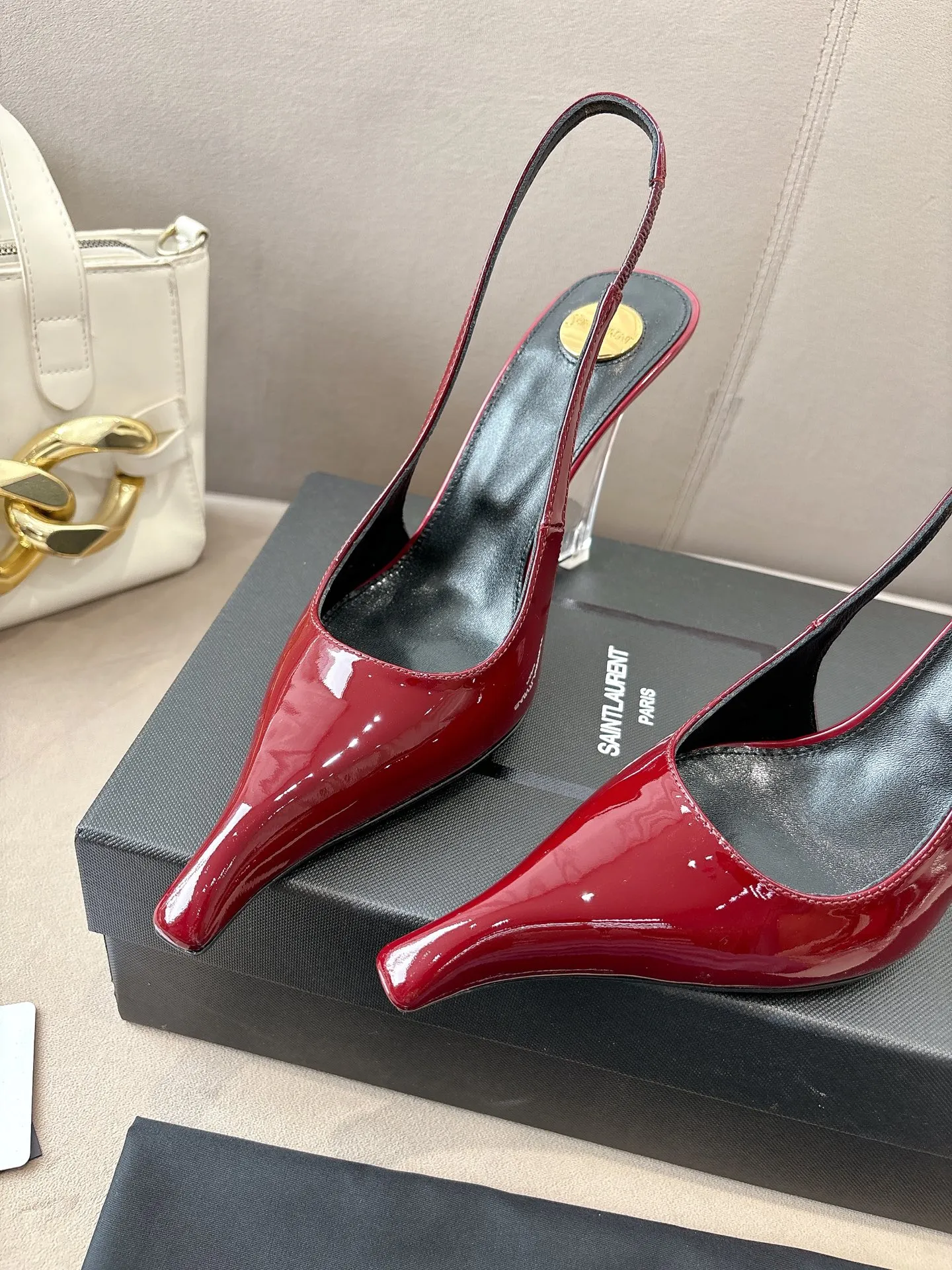 👟👟Ex-factory price 640👟👟 Yves Saint Laurent YSL 25ss/autumn and winter ready-to-wear series catwalk style high heels. The design of the toe and transparent heel, the final effect is quite impressive. Only YSL understands women's hearts best and does not accept refutation. It is a super invincible feminine artifact and a must-have for women (z-product full-body customization, own molded hardware accessories, perfect consistency) ✔ Upper: imported cow patent leather ✔Inner lining: imported goatskin ✔Sole: imported genuine leather outsole ✔Heel height: 10.5cm ✔Number of yards: 36-39 (40, 41, 42 can be customized and non-returnable) (Full set of packaging)